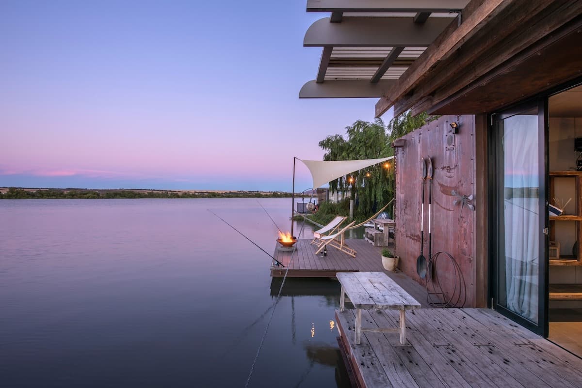Pelican houseboat