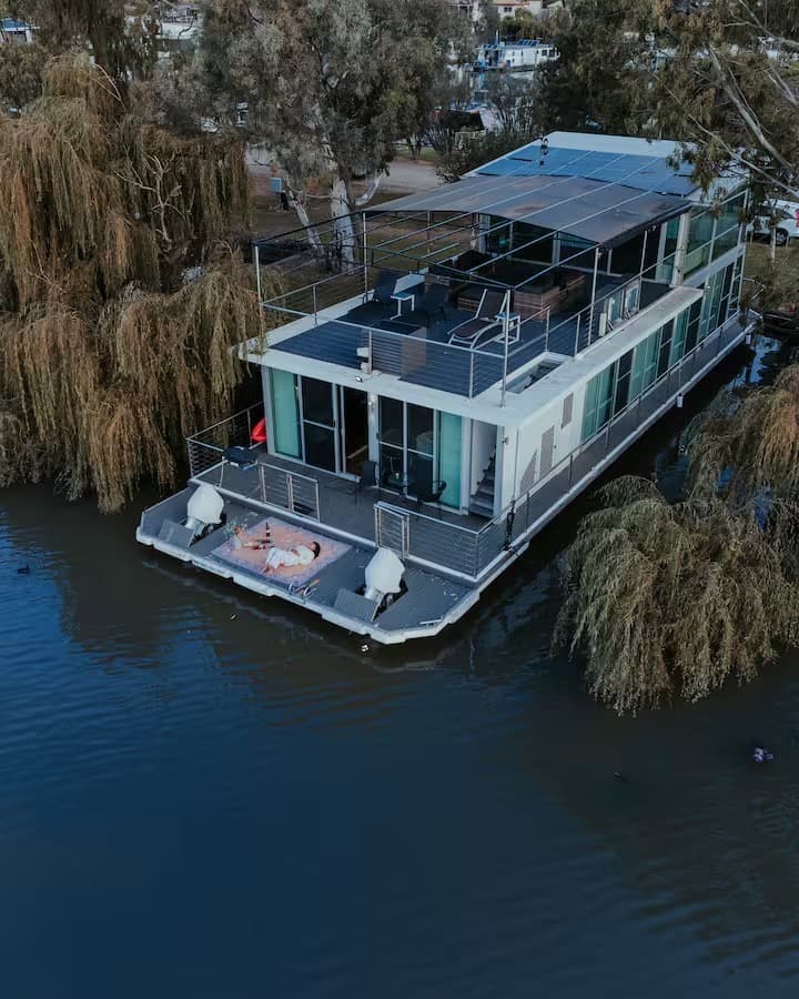 Cristal houseboat